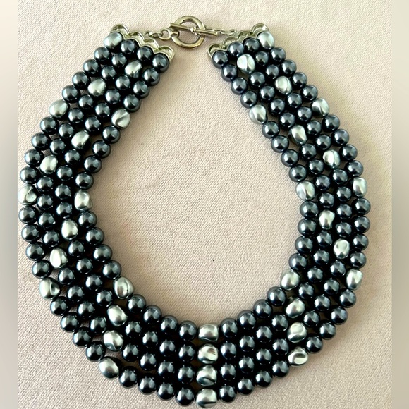 Beaded choker necklace with toggle clasp. - Picture 1 of 3